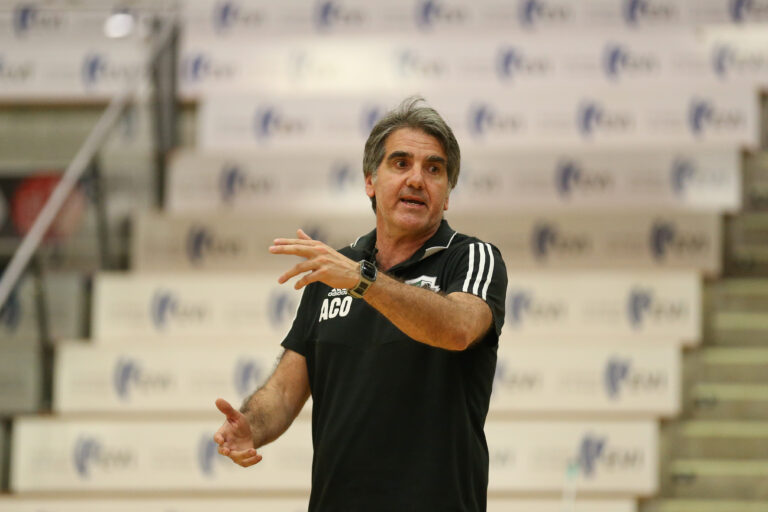 Welttrainer Carlos Ortega referiert in Hildesheim