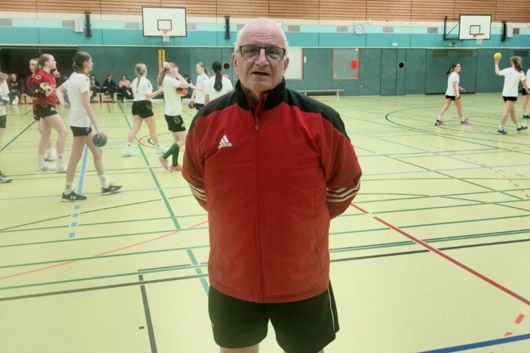 Mit 80 noch an der Pfeife – Wolfgang Werner lebt seine Schiedsrichter-Passion