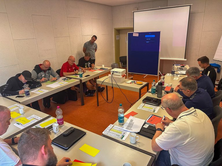 382 HVNB-Schiedsrichterinnen und Schiedsrichter fortgebildet